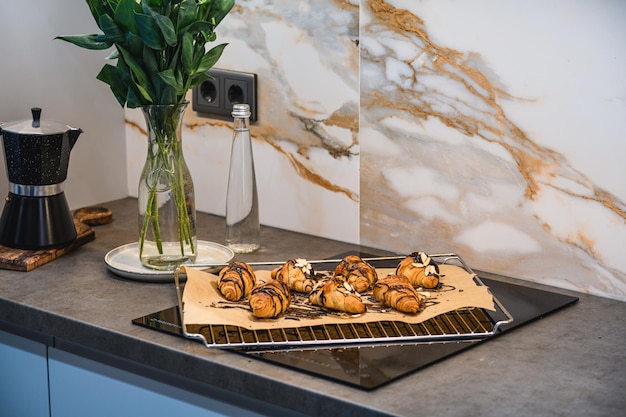 Croissant con cioccolato e spruzza su un tavolo di legno.