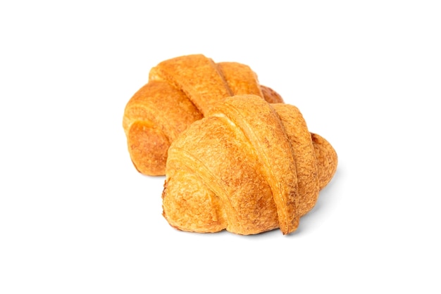 Croissant con latte condensato isolato su bianco