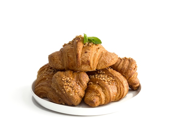 Croissant con mandorle su sfondo bianco