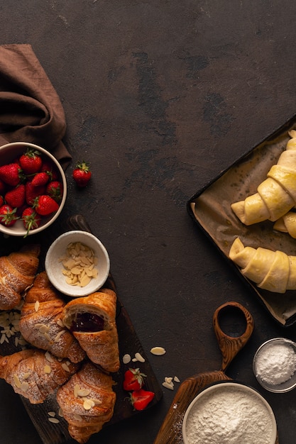 Croissant con marmellata di fragole su una pietra vista dall'alto