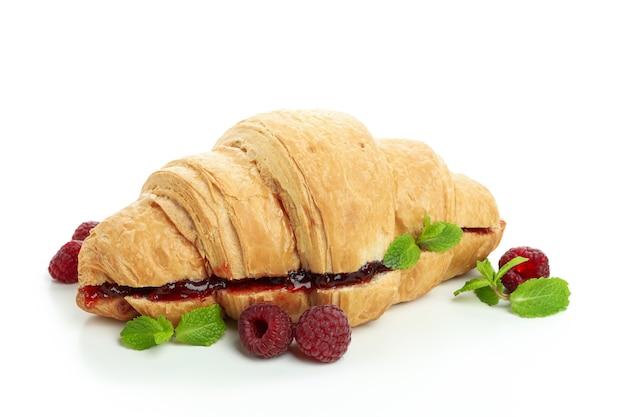 Croissant con marmellata di lamponi, isolato su sfondo bianco