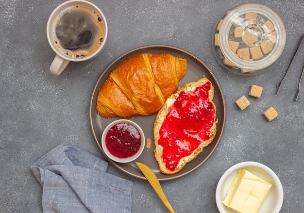 Croissant con marmellata di mirtilli rossi e burro