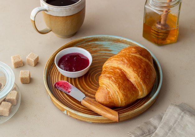 Croissant con marmellata di mirtilli rossi