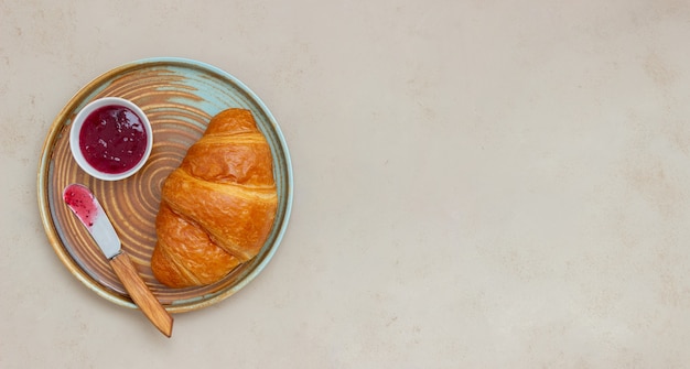 Croissant con marmellata di mirtilli rossi