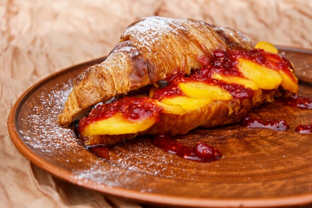 Croissant con marmellata di pesche e bacche