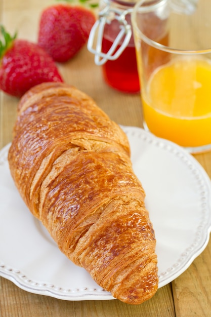 Croissant con marmellata e succo d&#39;arancia