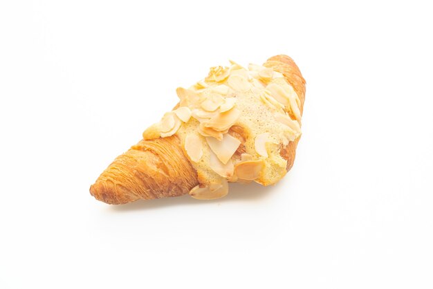 croissant con panna e mandorle isolati su sfondo bianco