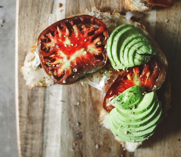 Croissant con pomodoro cimelio e avocado a colazione