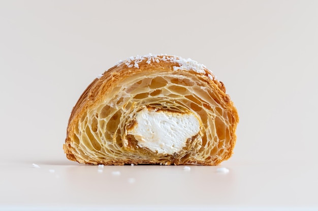 Croissant con ripieno di crema di cocco bianco tagliato a metà