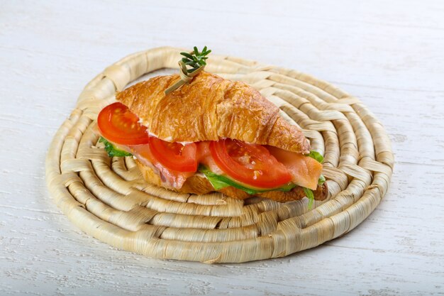 Croissant con salmone