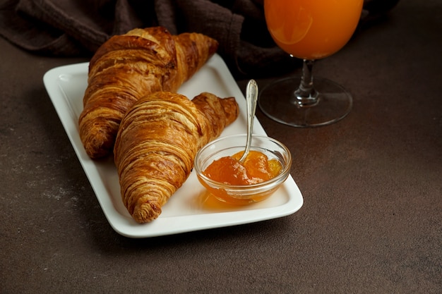 Croissant con succo d'arancia fresco