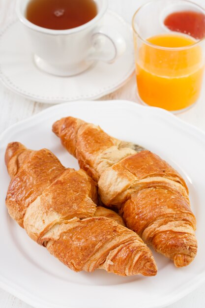 Croissant con tè, succo e marmellata