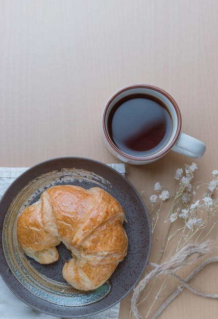 Croissant con una tazza di caffè nero