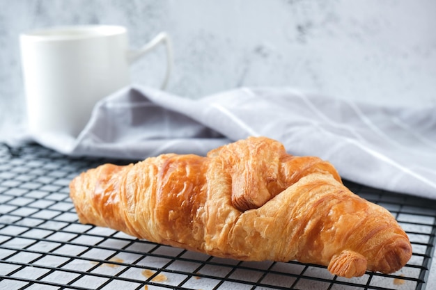 Croissant con una tazza di caffè