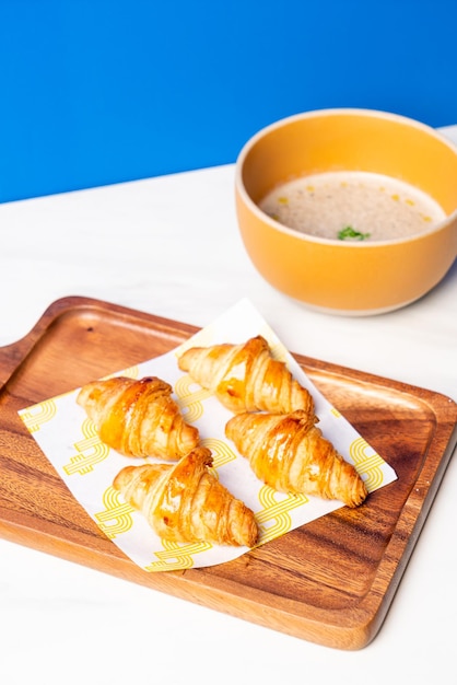 Croissant con zuppa di funghi al tartufo