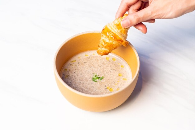 Croissant con zuppa di funghi al tartufo