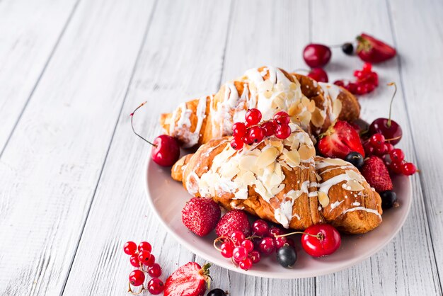 Croissant, corn flakes e frutti di bosco