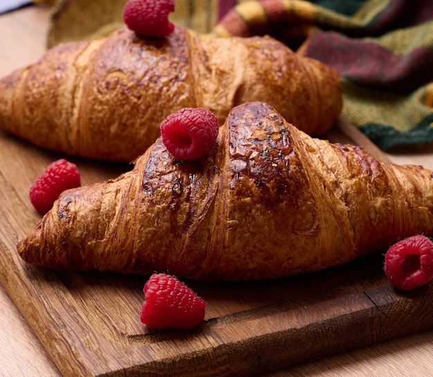 Croissant croccante al forno su tavola di legno colazione