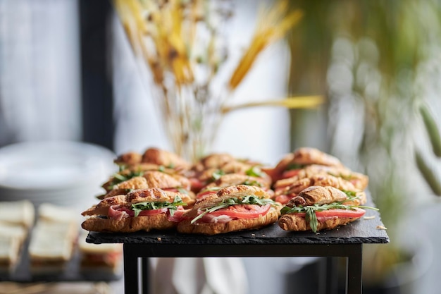 croissant croccanti su una lastra di pietra nera croissant dolci su una lastra nera catering per feste