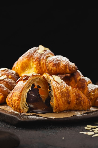 Croissant di recente al forno con la fine del cioccolato in su