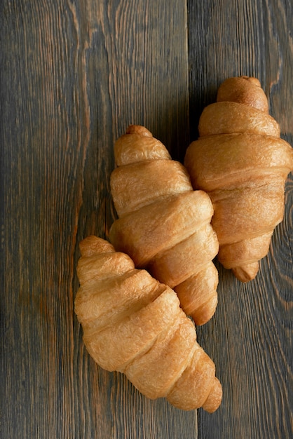 Croissant di recente al forno sulla tavola di legno