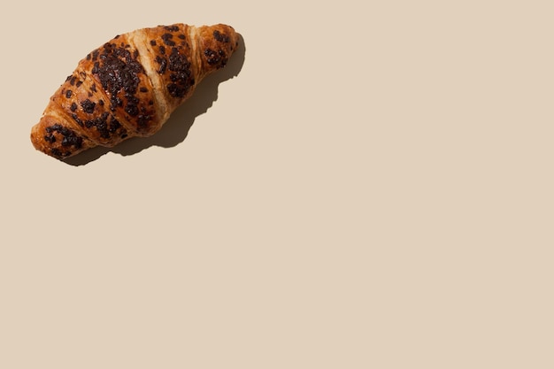 Croissant dolce croccante con cioccolato isolato