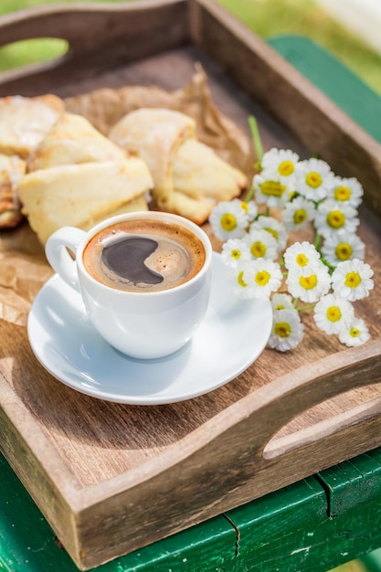 Croissant dolce e caffè caldo a colazione