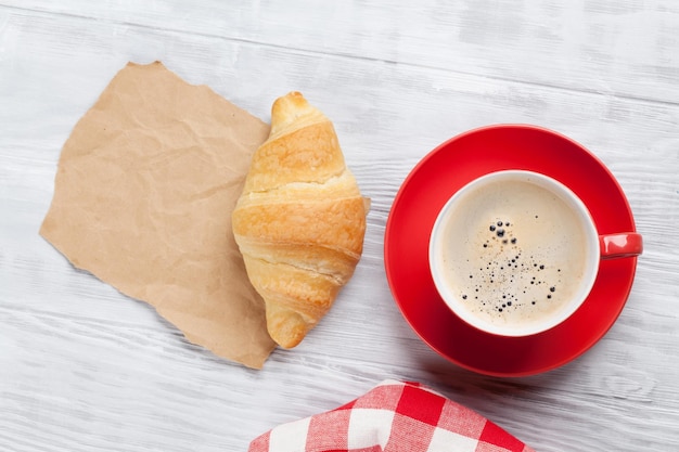 Croissant e caffè freschi