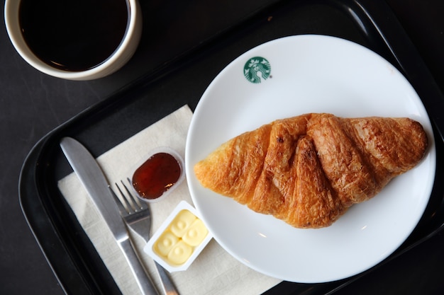 Croissant e caffè nella caffetteria