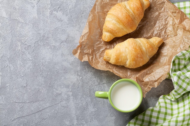 Croissant e latte freschi