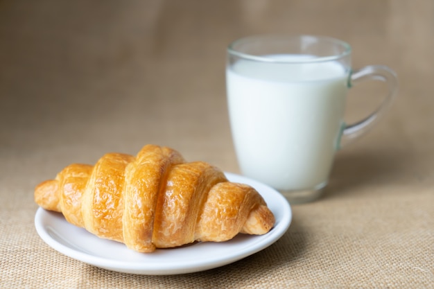 Croissant e latte sul tavolo.