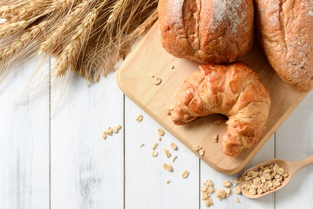 Croissant e pane casalinghi su vecchio legno