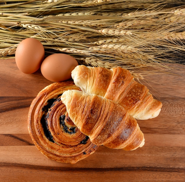 Croissant e pane Denis lo sfondo dell'orzo su Wooden