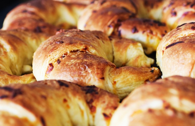 Croissant e pane di panetteria in un negozio al dettaglio con cibo e prodotti di caffetteria in una cucina Close-up fresco e pasticceria francese con pasticceria e dessert in un caffè con farina e grano snack di cottura