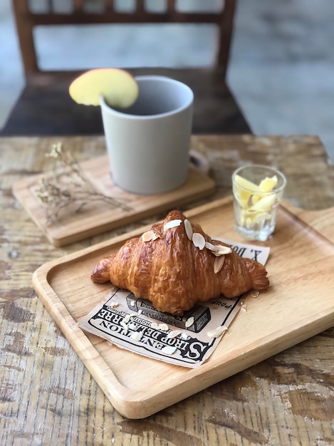 Croissant e tè caldo sul tavolo