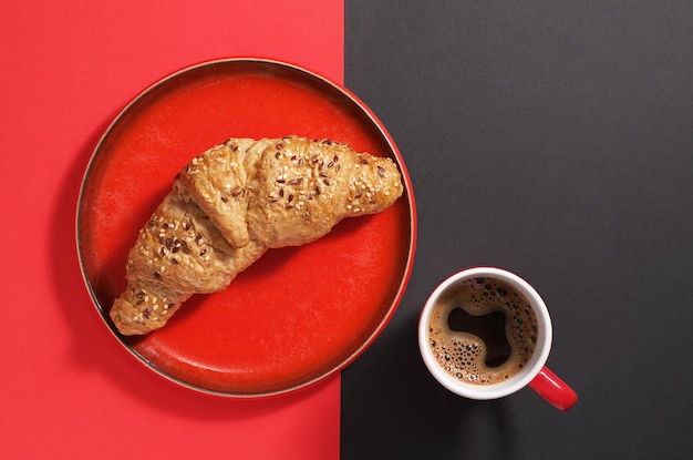 Croissant e una tazza di caffè