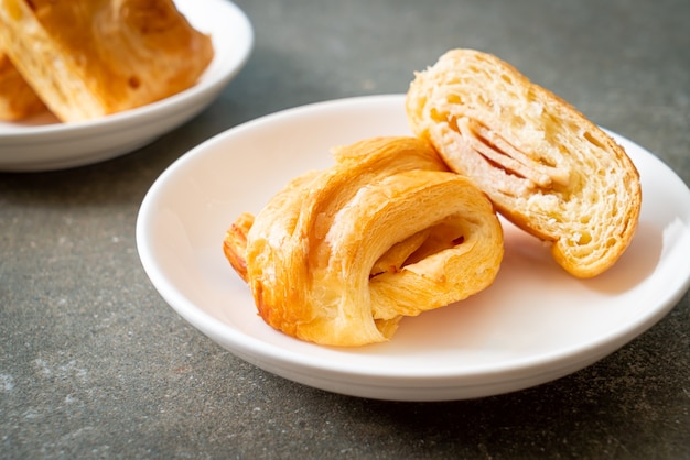 Croissant fatti in casa con prosciutto e formaggio