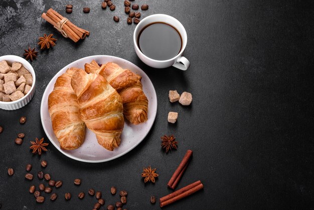 Croissant francese delizioso croccante fresco con una tazza di caffè fragrante. Tonificante colazione