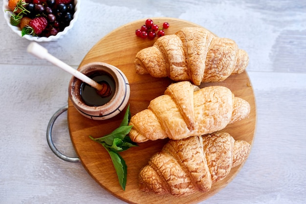 Croissant francese tradizionale sul fondo bianco della tavola, gustosa colazione con croissant, prodotti da forno freschi, vista dall'alto