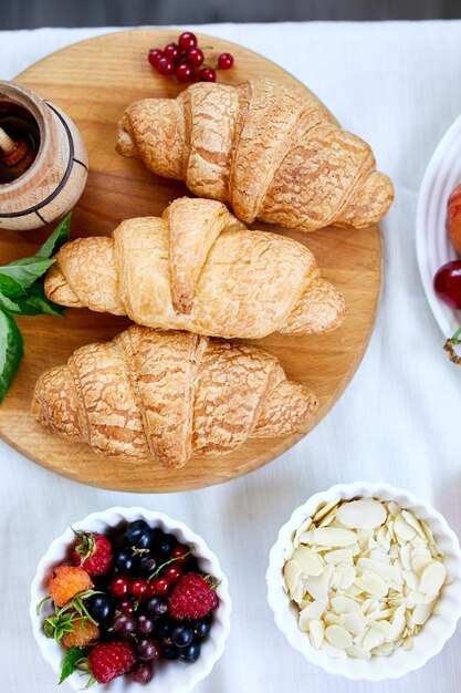 Croissant francese tradizionale sul fondo bianco della tavola, gustosa colazione con croissant, prodotti da forno freschi, vista dall'alto