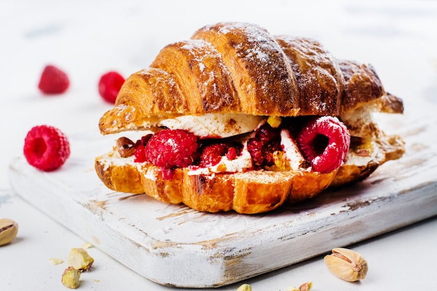 Croissant francesi con crema di formaggio e lampone