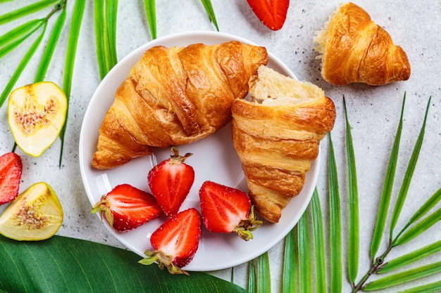 Croissant freschi con fragole