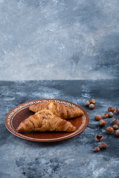 Croissant freschi e gustosi con nocciole sane in guscio.