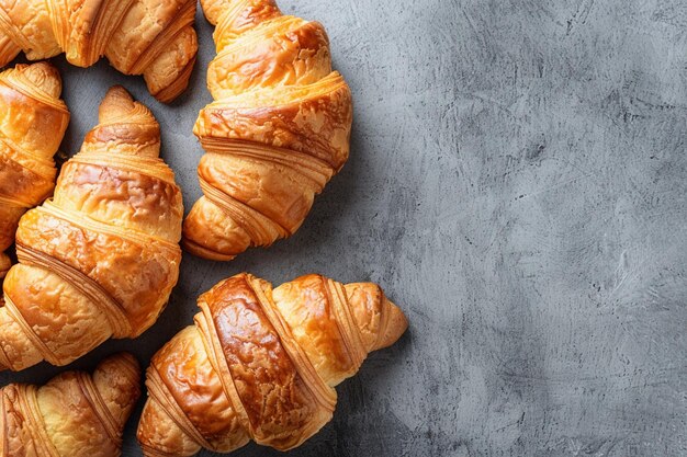 Croissant freschi e gustosi fatti in casa su grigio