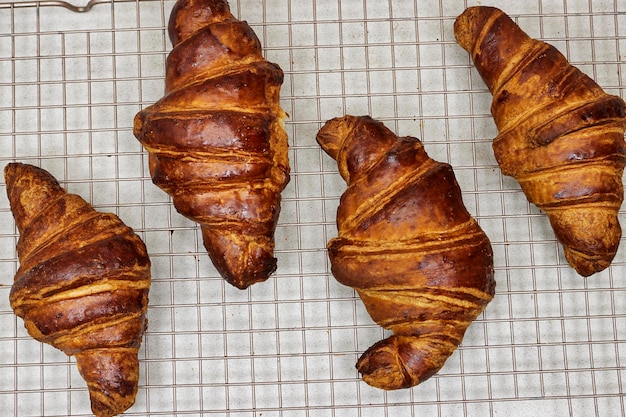 croissant freschi fatti in casa alla griglia