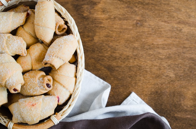 Croissant freschi fatti in casa con marmellata di riempimento per colazione o spuntino.