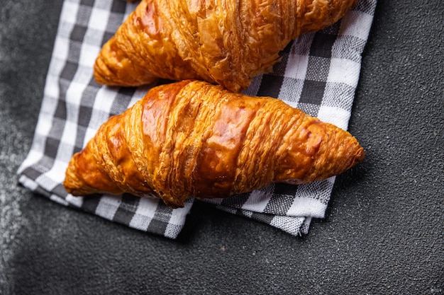 Croissant freschi pasticcini pasto cibo spuntino sul tavolo copia spazio cibo sfondo rustico vista dall'alto