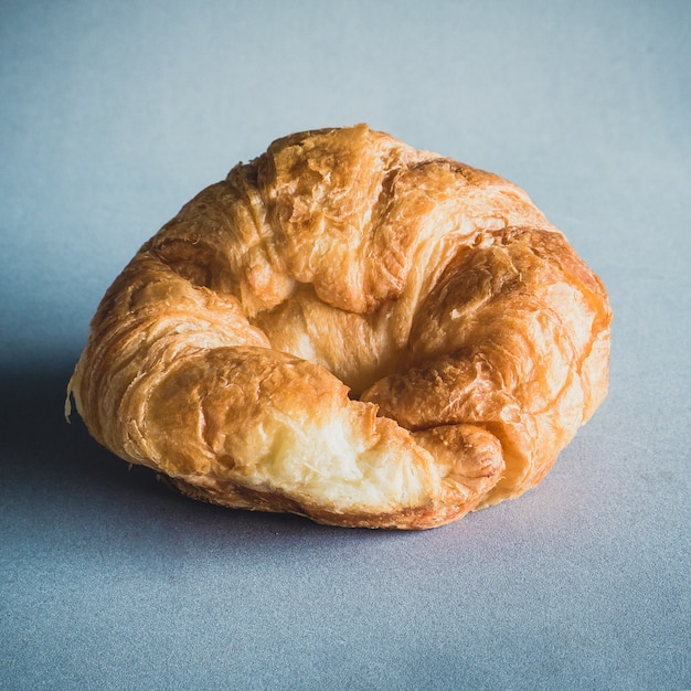 Croissant freschi su sfondo grigio