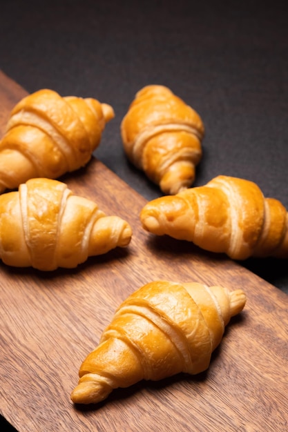 Croissant freschi su una tavola di legno. messa a fuoco selettiva .panetteria con copia spazio.