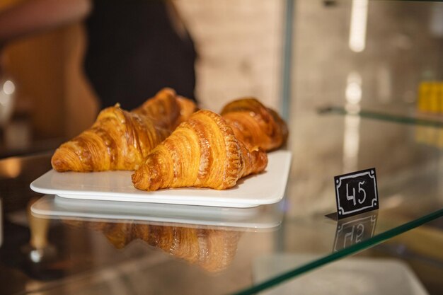 Croissant freschi visualizzati nella finestra del forno